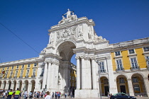 Portugal, Estremadura, Lisbon, Baixa, Praca do Comercio, Rua Augusta triumphal arch.