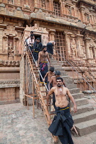 India, Tamil Nadu, Tanjore, Thanjavur, Pilgrims at the Brihadisvara Temple in Tanjore.