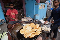 India, Uttar Pradesh, Lucknow, Cooking pani puri at a food hotel.