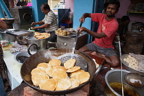 India, Uttar Pradesh, Lucknow, Cooking pani puri at a food hotel.