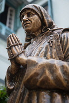 India, West Bengal, Kolkata, Statue of Mother Teresa at the Archbishop's House on Park Street in Kokata.