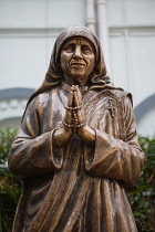 India, West Bengal, Kolkata, Statue of Mother Teresa at the Archbishop's House on Park Street in Kokata.