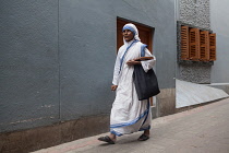 India, West Bengal, Kolkata, Missionaries of Charity sister in the street outside the Mother's House.