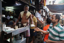 India, West Bengal, Kolkata, Chai vendor in Dacres Lane,.
