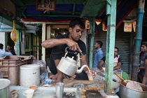 India, West Bengal, Kolkata, Chai vendor.