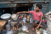 India, West Bengal, Kolkata, Chai vendor.