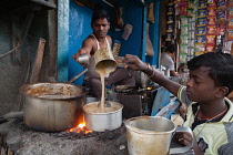 India, West Bengal, Kolkata, Chai vendor.