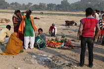 India, Bihar, Gaya, A bereaved family grieve over the body of a deceased relative before its cremation.