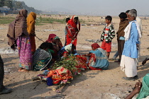 India, Bihar, Gaya, A bereaved family grieve over the body of a deceased relative before its cremation.