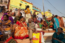 India, Uttar Pradesh, Varanasi, Pilgrims at Kedar Ghat.