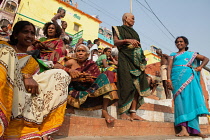 India, Uttar Pradesh, Varanasi, Pilgrims at Kedar Ghat.