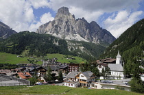 Italy, Trentino Alto Adige, Corvara with Cunterinesspitzen backdrop.
