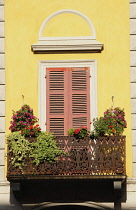 Italy, Piedmont, Biella, window detail, Piazza Cisterna, Piazzo.