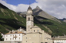 Italy, Valle d'Aosta, Cogne, town view with parc Gran Paradiso backdrop.