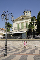 Italy, Veneto, Lake Garda, Lasize, Piazza scene.