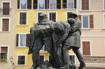 Italy, Lombardy, Lake Garda, Salo, war memorial, Piazza Vittoria.