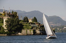 Italy, Piemonte, Lake Maggiore, Isola Bella with sailing boats.