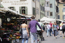 Italy, Trentino Alto Adige, Bolzano, market stalls, Piazza dell'Erbe.