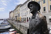 Italy, Friuli Venezia Giulia, Trieste, statue of James Joyce along the Canal Grande.