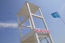 Italy, Veneto Friuli, Grado, Spiaggia Costa Azzurra, lifeguard post with sunbathers.