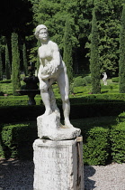 Italy, Veneto, Verona, statue & topiary, Giardini Giusti.