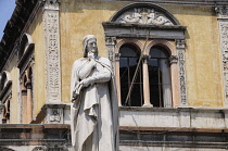 Italy, Veneto, Verona, statue of Dante, Piazza dei Signori.