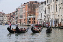 Italy, Veneto, Venice, Rialto, gondolas crossing Grand Canal at Rialto.