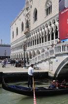 Italy, Veneto, Venice, gondola with Ponte della Paglia & Palazzo Ducale.