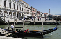 Italy, Veneto, Venice, gondola with Ponte della Paglia on Riva degli Schiavoni.