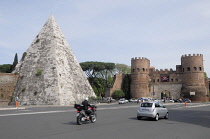 Italy, Lazio, Rome, Testaccio, Piramide de Caius Cestius with Porta de San Paolo & traffic passing-.
