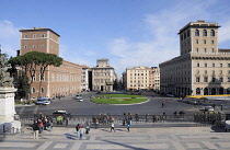 Italy, Lazio, Rome, Piazza Venezia from the steps of Il Vittoriano.