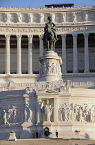 Italy, Lazio, Rome, Capitoline Hill, Il Vittoriano, statue of Vittorio Emanuele of Savoy above Tomb to the Unknown Soldier.