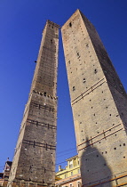 Italy, Emilia Romagna, Bologna, The Due Torri or Two Towers famous for leaning, Asinelli and Garisenda Towers.