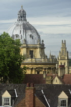 England, Oxford, Bodleian Library, Radcliffe Camera rotunda and rooftop views from The Varsity Club roof terrace.