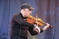 England, Oxfordshire, Cropredy, Geoff Richardson of Caravan playing fiddle at the festival.