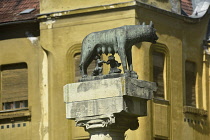 Romania, Timis, Timisoara, Statue of Romulus and Rebus, replica of Roman original, Piata Victoriei, old town.