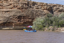 USA, Utah, A family rafting trip through the canyon of the San Juan River.