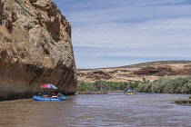 USA, Utah, A family rafting trip through the canyon of the San Juan River.