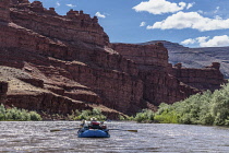 USA, Utah, A family rafting trip through the canyon of the San Juan River.