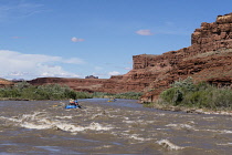 USA, Utah, A family rafting trip through the canyon of the San Juan River.