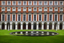 England, Richmond upon Thames. Hampton Court Palace, Fountain Court.