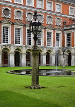 England, Richmond upon Thames. Hampton Court Palace, Fountain Court.