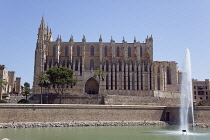 Spain, Balearic Islands, Majorca, Palma de Mallorca, La Seu Gothic Roman Catholic Cathedral of Santa Maria with fountain in the foreground.