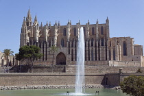 Spain, Balearic Islands, Majorca, Palma de Mallorca, La Seu Gothic Roman Catholic Cathedral of Santa Maria with fountain in the foreground.