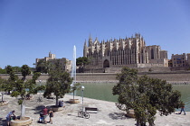 Spain, Balearic Islands, Majorca, Palma de Mallorca, Royal Palace of La Almudaina and La Seu Gothic Roman Catholic Cathedral of Santa Maria with fountain in the foreground.