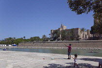 Spain, Balearic Islands, Majorca, Palma de Mallorca, Bubble blowing street performer outside the Royal Palace of La Almudaina.