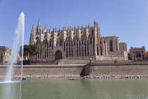 Spain, Balearic Islands, Majorca, Palma de Mallorca, La Seu Gothic Roman Catholic Cathedral of Santa Maria with fountain in the foreground.