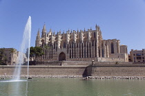 Spain, Balearic Islands, Majorca, Palma de Mallorca, La Seu Gothic Roman Catholic Cathedral of Santa Maria with fountain in the foreground.