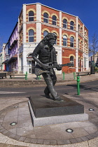 Ireland, County Donegal, Ballyshannon, sculpture of  the late Irish rock guitarist Rory Gallagher by Scottish artist David Annand completed in 2010.