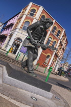 Ireland, County Donegal, Ballyshannon, sculpture of  the late Irish rock guitarist Rory Gallagher by Scottish artist David Annand completed in 2010.